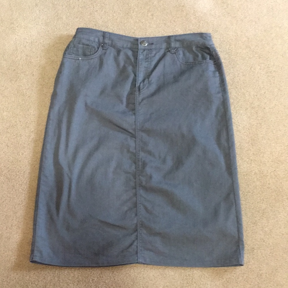 Women’s gray denim skirt.